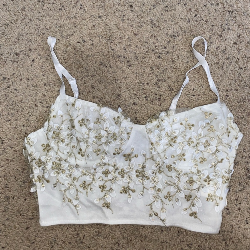 XS white and Gold Appliqué Crop Top